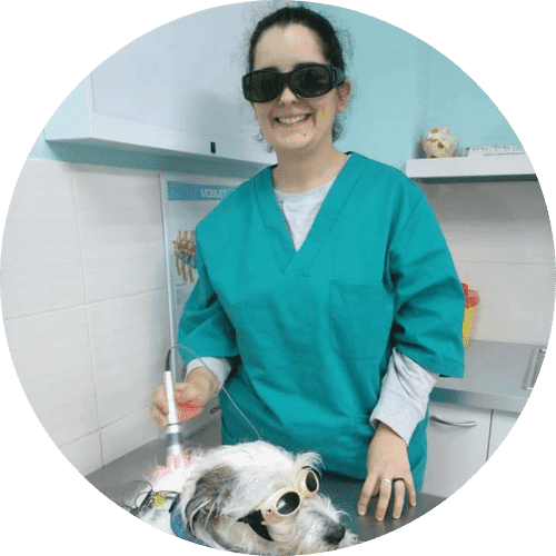 Rocío Serrano Ramiro formación rehabilitación y terapia láser veterinaria