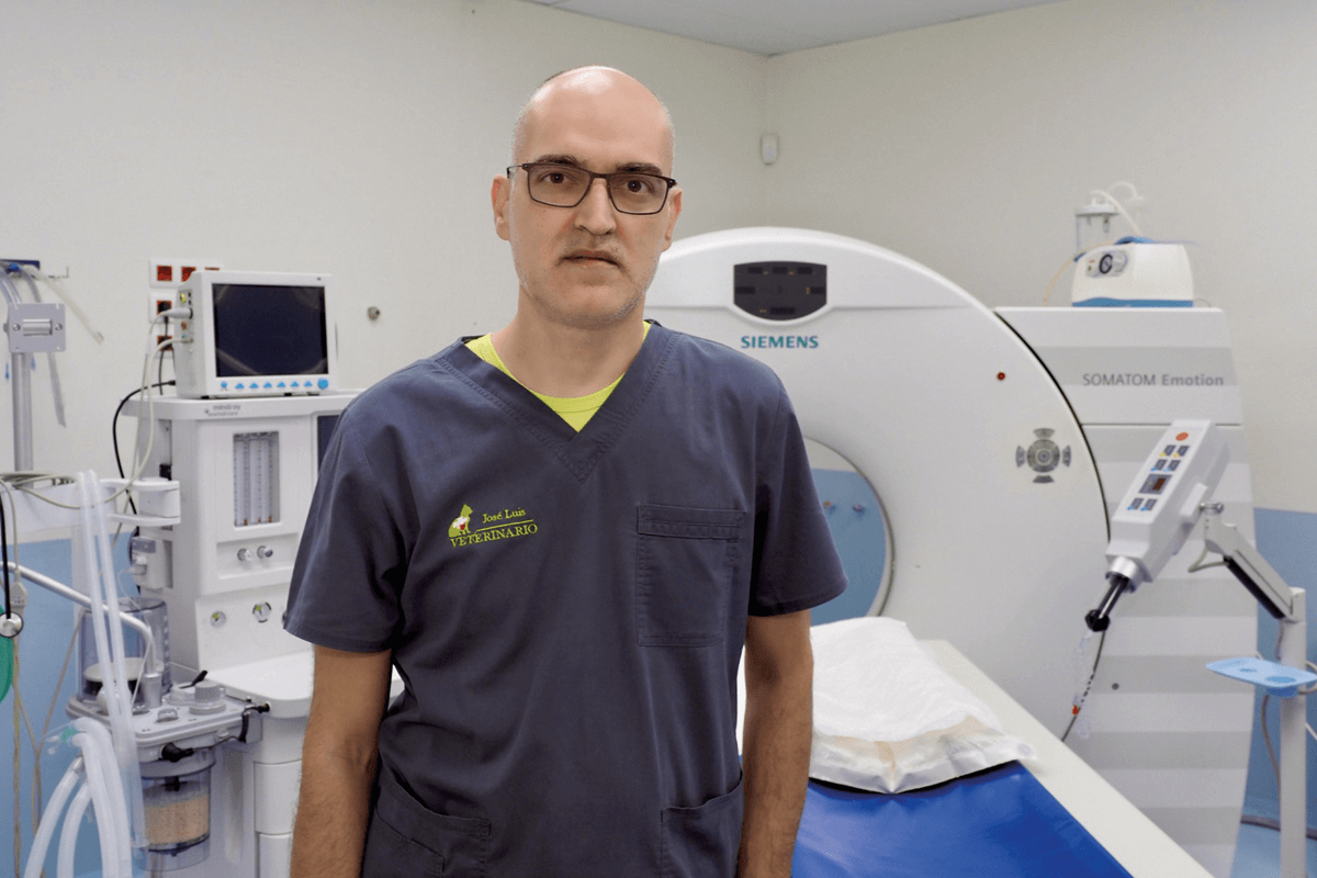 José Luis Riveiro formación cirugía láser CO2 veterinaria